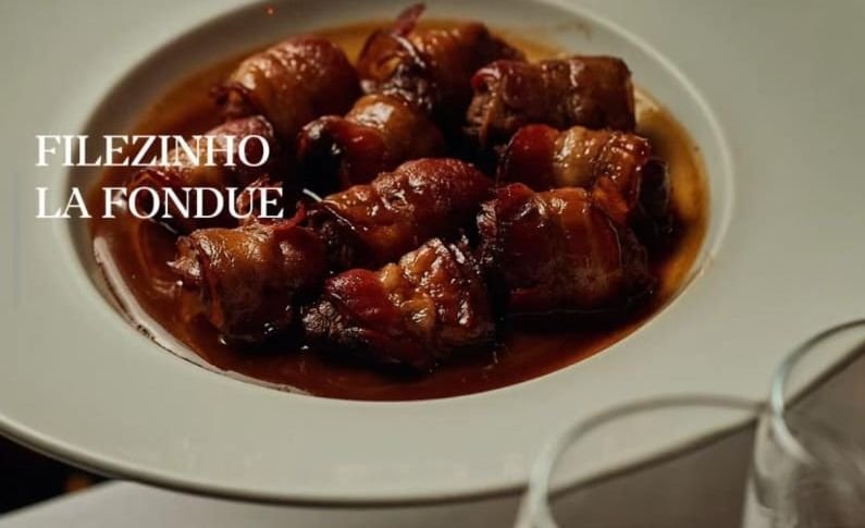 Filezinho La Fondue: cubos de filé enrolados em bacon ao molho escuro