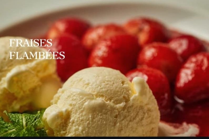 Fraises Flambées: morangos flambados com sorvete de creme