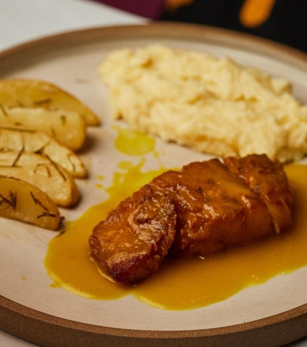 Saumon dos Deuses: salmão ao creme de maracujá com purê e batatas rústicas